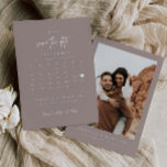 Modern hart Sla de datum kalender fotokaart op Save The Date<br><div class="desc">Deze minimale en moderne save the date bruiloft aankondiging fotokaart is de perfecte manier om uw vrienden en familie te informeren over uw aanstaande bruiloft. Om het hart naar je trouwdatum te verplaatsen,  selecteer je de knop 'bewerken met ontwerpgereedschap'.</div>