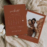 Modern hart Sla de datum kalender fotokaart op Save The Date<br><div class="desc">Deze minimale en moderne save the date bruiloft aankondiging fotokaart is de perfecte manier om uw vrienden en familie te informeren over uw aanstaande bruiloft. Om het hart naar je trouwdatum te verplaatsen,  selecteer je de knop 'bewerken met ontwerpgereedschap'.</div>