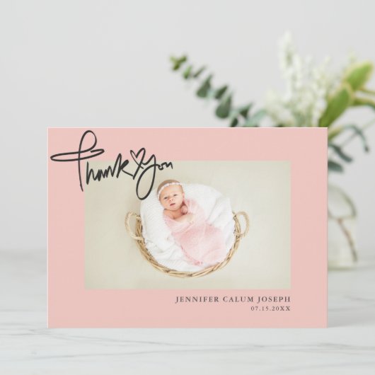 Modern hartscript Foto Roze Baby Girl Aankondiging (Staand voorkant)