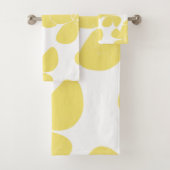 Modern Hawaiian Print model Plumerias Bad Handdoek (Insitu)