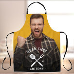 Modern Head Chef Cool Name Mannen Apron Schort<br><div class="desc">Cool en grappig gepersonaliseerd cadeau voor de hoofdkok van de keuken in je leven. Upload gewoon zijn foto en pas je aan met zijn naam en geboortejaar en dit zal een groot cadeau zijn voor je hoofdkok,  of het nu een vriend,  echtgenoot,  vader of oom is.</div>