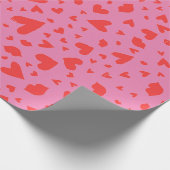 Modern Heart Confetti Red op roze Cadeaupapier (Hoek)