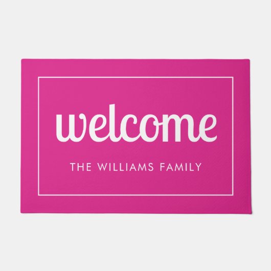 Modern Heet Roze en Wit Gepersonaliseerd Welkom Deurmat (Voorkant)
