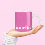 Modern heet roze monogram koffiemok<br><div class="desc">Leuke hete roze koffie mok met uw monogram naam of initialen in een populair en trendy vet wit lettertype. U kunt de grootte van het lettertype in het ontwerpgereedschap aanpassen voor kortere of langere namen.</div>
