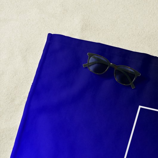 Modern helderblauw en Paarse gradiënt ombre Strandlaken (In situ)