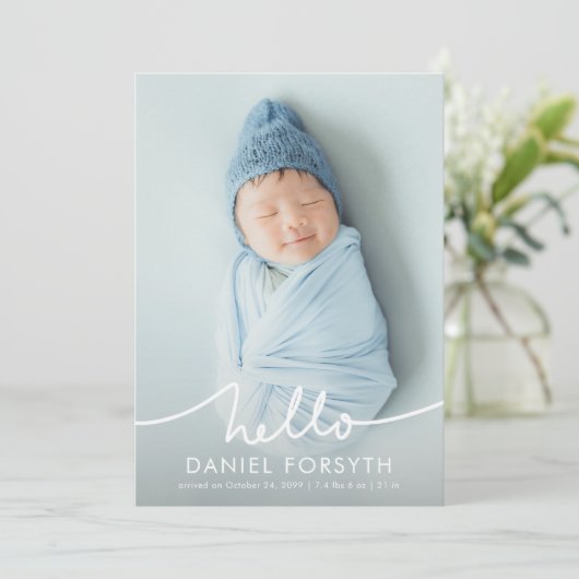 Modern Hello Script Newborn Baby Photo Birth Aankondiging (Staand voorkant)