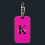 Modern Hot Pink Black Script Monogram Bagagelabel<br><div class="desc">Dit eenvoudige, elegante hot pink bagagelabel met je voornaam in een trendy script lettertype in het wit getypt over je eerste initiaal in een modern petten lettertype in het zwart aan de ene kant en een slide in kaart voor jouw naam, adres en telefoonnummer aan de andere kant zou er...</div>