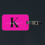Modern Hot Pink Black Script Monogram Bagagelabel<br><div class="desc">Dit eenvoudige, elegante hot pink bagagelabel met je voornaam in een trendy script lettertype in het wit getypt over je eerste initiaal in een modern petten lettertype in het zwart aan de ene kant en een slide in kaart voor jouw naam, adres en telefoonnummer aan de andere kant zou er...</div>
