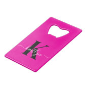 Modern Hot Pink Black Script Monogram Creditkaart Flessenopener (Voorkant Gekanteld)