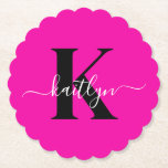 Modern Hot Pink Black Script Monogram Kartonnen Onderzetters<br><div class="desc">Deze eenvoudige, elegante, hete roze ronde papieren onderzetters met je voornaam in een trendy scriptlettertype in wit, getypt over je eerste initiaal in een modern petten lettertype in zwart, zijn ideaal om je tafels en tellers vrij te houden van waterringen. Ze absorberen druppels, zodat u zich geen zorgen hoeft te...</div>