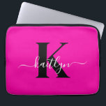 Modern Hot Pink Black Script Monogram Laptop Sleeve<br><div class="desc">Deze eenvoudige,  elegante,  roze en zwarte 13-inch laptophoes met uw voornaam in een trendy scriptlettertype in het wit en uw eerste initiaal in een modern petten lettertype in het zwart is ideaal voor u. Het is stijlvol en trendy en toch zeer klassiek. Het is uniek - net als jij!</div>