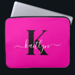 Modern Hot Pink Black Script Monogram Laptop Sleeve<br><div class="desc">Deze eenvoudige, elegante 15-inch hot pink en zwarte laptophoes met uw voornaam in een trendy scriptlettertype in het wit en uw eerste initiaal in een modern petten lettertype in het zwart is ideaal voor u. Het is stijlvol en trendy en toch zeer klassiek. Het is uniek - net als jij!...</div>