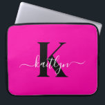 Modern Hot Pink Black Script Monogram Laptop Sleeve<br><div class="desc">Deze eenvoudige, elegante 15-inch hot pink en zwarte laptophoes met uw voornaam in een trendy scriptlettertype in het wit en uw eerste initiaal in een modern petten lettertype in het zwart is ideaal voor u. Het is stijlvol en trendy en toch zeer klassiek. Het is uniek - net als jij!...</div>