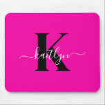 Modern Hot Pink Black Script Monogram Muismat<br><div class="desc">Deze eenvoudige, elegante hot pink mousepad met uw voornaam in een trendy script lettertype in het wit getypt over uw eerste initiaal in een modern petten lettertype in het zwart is ideaal voor uw kantoor / bureau. Het is stijlvol en trendy en toch zeer klassiek.</div>