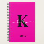 Modern Hot Pink Black Script Monogram Planner<br><div class="desc">Deze eenvoudige, elegante hot pink 5, 5 x 8, 5 soft planner met uw voornaam in een trendy script lettertype in het wit getypt over uw eerste initiaal in een modern petten lettertype in het zwart is ideaal voor u. Het is stijlvol en trendy en toch zeer klassiek. Het maakt...</div>