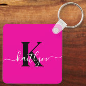 Modern Hot Pink Black Script Monogram Sleutelhanger (Achterkant)
