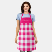 Modern hot pink gingham script naam schort (Gedragen)
