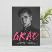 Modern Hot Pink Paint Splatter Foto Afstuderen Aankondiging (Staand voorkant)