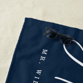 Modern Hubby Script Nautical Navy & White Stripes Strandlaken (In situ)