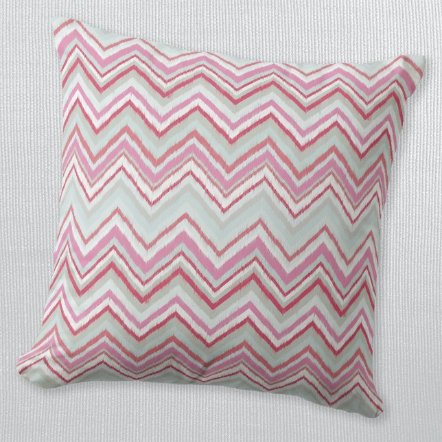 Modern Ikat Chevron Stripe Abstract Roze Groen Kussen (Modern pink and mint green abstract geometric Ikat chevron zigzag stripe pattern throw pillow)