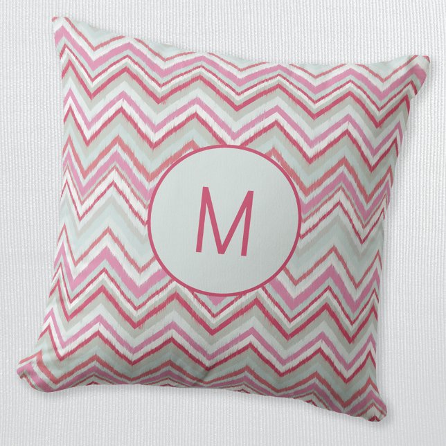 Modern Ikat Chevron Stripe Monogram Initial Kussen (Modern Ikat zigzag chevron pattern monogram initial personalized pastel green pink throw pillow)