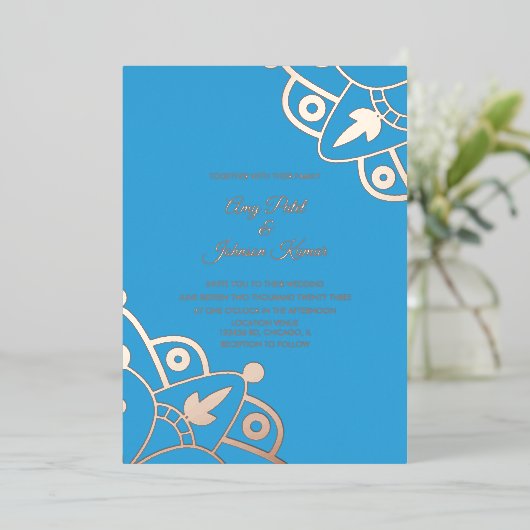Modern Indian Mandala Blue Wedding geperst Folie Uitnodiging (Staand Voorkant)