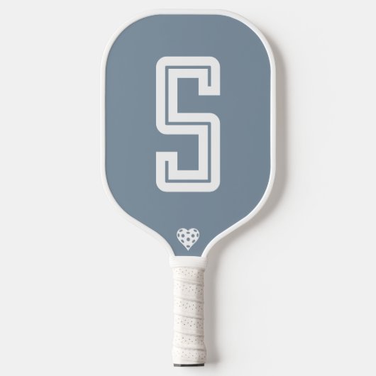 Modern Initiaal Dusty Blue Pickleball Paddle (Voorkant)