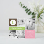 Modern Initiaal geboorteaankondiging - Roze Aankondigingskaart (Staand voorkant)