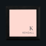 Modern Initiaal Monogram Trendy Pink Minimalist Cadeaudoosje<br><div class="desc">Dit eenvoudige elegante ontwerp kenmerkt jouw naam en initiaal in de onderste hoek in aanpasbare moderne, minimalistische grijze typografie op een roze / perzikachtergrond. Dit trendy ontwerp maakt de perfecte verjaardag, verjaardag, afstuderen, baby shower, bruiloft of vrijgezellenfeest gave. Voeg gewoon jouw naam en initiaal toe in de persoonlijke sectie om...</div>