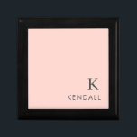 Modern Initiaal Monogram Trendy Pink Minimalist Cadeaudoosje<br><div class="desc">Dit eenvoudige elegante ontwerp kenmerkt jouw naam en initiaal in de onderste hoek in aanpasbare moderne, minimalistische grijze typografie op een roze / perzikachtergrond. Dit trendy ontwerp maakt de perfecte verjaardag, verjaardag, afstuderen, baby shower, bruiloft of vrijgezellenfeest gave. Voeg gewoon jouw naam en initiaal toe in de persoonlijke sectie om...</div>