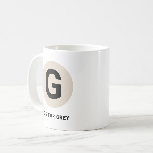 Modern Initial Mug – “G is for [Name]” Design Koffiemok (Voorkant links)