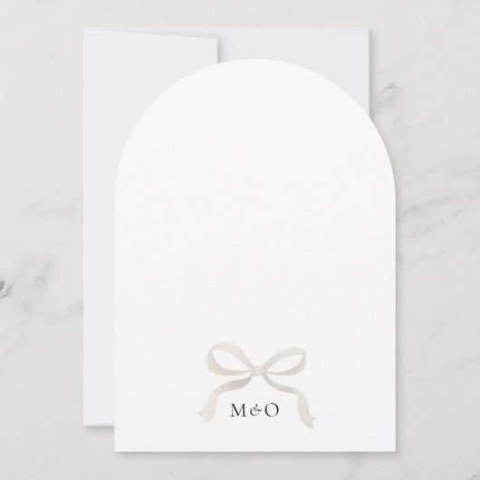 Modern Ivoor Beige Bow Monogram Boog Wedding Kaart (Achterkant)