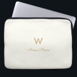 Modern ivory Gold Script Monogram Laptop Sleeve<br><div class="desc">Een modern,  elegant monogram ontwerp met gouden handgeschreven,  minimalistische scripttypografie en sans serif bloktypografie op een elegante bleke pastel Ivory achtergrond. Het monogram en de naam kunnen gemakkelijk worden gepersonaliseerd.</div>