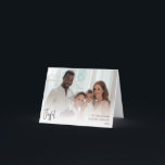 Modern Joyful Kerstscript gevouwen, volledige foto Feestdagen Kaart<br><div class="desc">Dit moderne, vrolijke kerstscript, gevouwen op een volledige fotovakantiekaart, is perfect voor uw minimalistische shabby chic boho zwarte en witte feestelijke groet. De minimale witte handgeschreven kalligrafie is delicaat en robuust, terwijl het klasje en elegant blijft. Het ontwerp weerspiegelt een eenvoudige, volledig witte winterdag en roept herinneringen op aan een...</div>