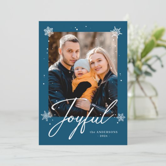 Modern Joyful Script Blue Winter Snowflakes Foto Feestdagenkaart (Staand voorkant)