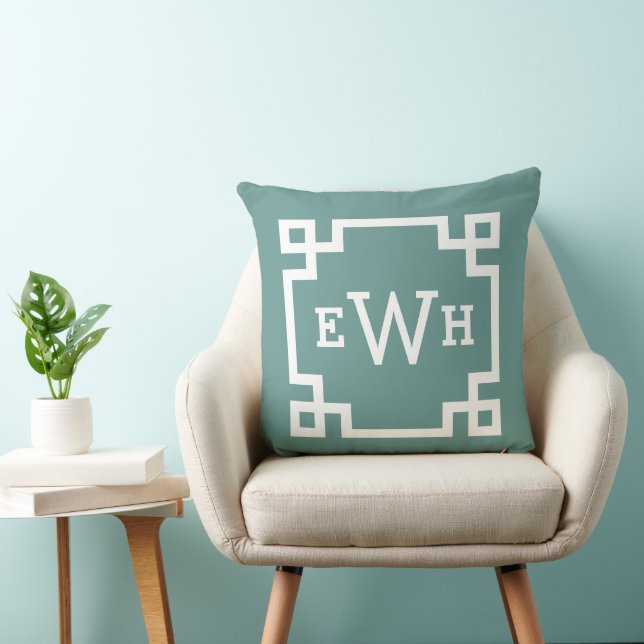 Modern Juniper Green Greek Key Custom Monogram Kussen (Stoel)