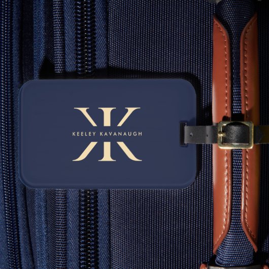 Modern K Logo Professional Monogram Donkerblauw Bagagelabel (Voorkant Insitu 4)