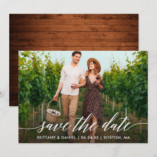 Modern kalligrafie script rustieke hout foto save the date