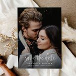 Modern kalligrafie script twee foto QR code Save The Date<br><div class="desc">Modern Kalligrafie Script Twee foto QR Code Save the Date beschikt over een gedurfde en moderne kalligrafie op een volledige bloedfoto bruiloft uitnodiging.</div>