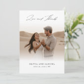 Modern kalligrafiescript Eenvoudige fotobruiloft Bedankkaart (Staand voorkant)