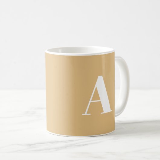 Modern kameel beige custom monogram initiaal lette koffiemok (Voorkant rechts)