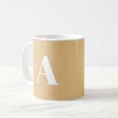 Modern kameel beige custom monogram initiaal lette koffiemok (Voorkant links)