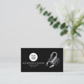 Modern Kapperszaak Zilver Schorpioen Logo Qr Code Visitekaartje (Staand voorkant)