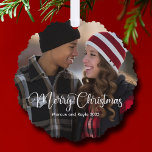 Modern Kerst Elegant Wit Script Foto Gift Ornament Kaart<br><div class="desc">Elegant Merry Christmas foto ornament met mooie witte cursieve typografie over uw paar of familie foto. Dit moderne kerstcadeau heeft een prachtig script en jouw naam in het wit over het volle bloed afbeelding. Personaliseer met een tweede foto op de achterkant.</div>