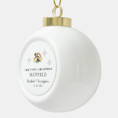 Modern Kerstmis Ons Eerste Getrouwd Keramische Bal Ornament (Rechts)