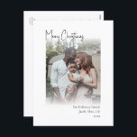 Modern kerstscript - Verticaal Faded foto-gehoorap Feestdagenkaart<br><div class="desc">Dit moderne, verticale, gevlekte briefkaart met kerstscript is ideaal voor uw minimalistische shabby chic boho zwarte en witte feestelijke groet. De minimale witte handgeschreven kalligrafie is delicaat en robuust, terwijl het klasje en elegant blijft. Het ontwerp weerspiegelt een eenvoudige, volledig witte winterdag en roept herinneringen op aan een meer simplistisch...</div>