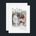 Modern kerstscript - Verticaal Faded foto-gehoorap Feestdagenkaart<br><div class="desc">Deze moderne, verticale, gevlekte foto van het kerstscript is perfect voor uw minimalistische shabby chic boho zwarte en witte feestelijke groet. De minimale witte handgeschreven kalligrafie is delicaat en robuust, terwijl het klasje en elegant blijft. Het ontwerp weerspiegelt een eenvoudige, volledig witte winterdag en roept herinneringen op aan een meer...</div>