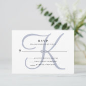 Modern klassiek monogram | Dusty Blue Wedding RSVP Kaartje (Staand voorkant)