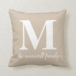 Modern klassiek rustiek beige monogram familiescri kussen<br><div class="desc">Classic Elegant Chic Monogram Family Script Sierkussen U kunt de kleur van de tekst eenvoudig aanpassen met de tool 'Aanpassen' of neem gerust contact met me op.</div>