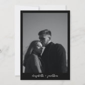 Modern klassiek script foto zwart bruiloft kaart (Achterkant)